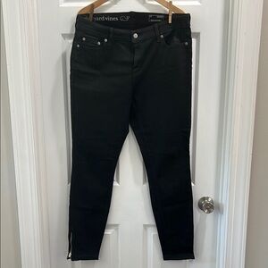 Vineyard Vines Black Skinny Jeans with Sleek Fit